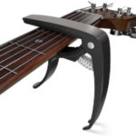 Capodastre sur le manche d'une guitare